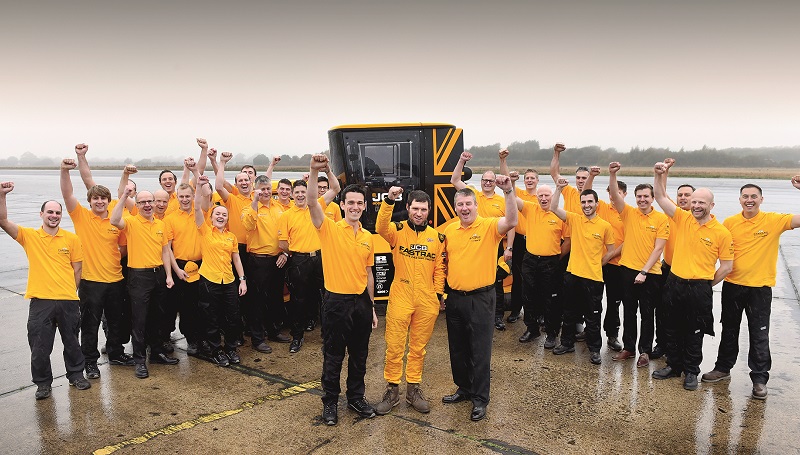 1574387273298104.jpg The team celebrates landing the World's Fastest Tractor record. In the foreground are l-r Alex Skittery, Guy Martin and JCB Chief Innovation and Growth Officer Tim Burnhope .jpg