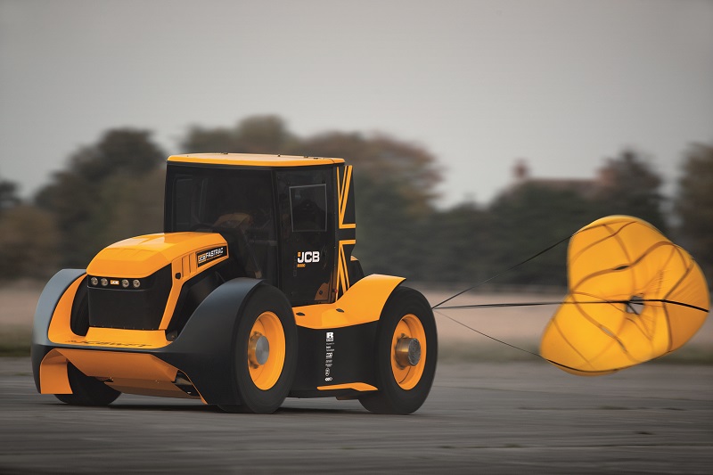 1574387458812395.jpg It's in the bag...the brakes go on after the JCB Fastrac secures the World's Fastest Tractor title.jpg