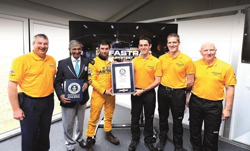 1574387487430056.jpg JCB's Tim Burnhope, Pravin Patel, of Guinness World Records, Guy Martin, JCB's Alex Skittery, JCB's Phil Price and JCB's Alan Tolley.jpg