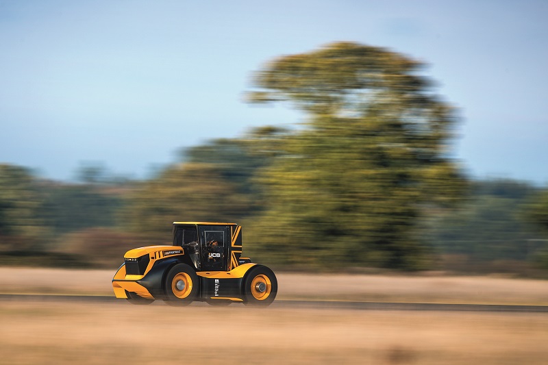 1579741180850503.jpg The JCB Fastrac speeds towards the World's Fastest Tractor title .jpg